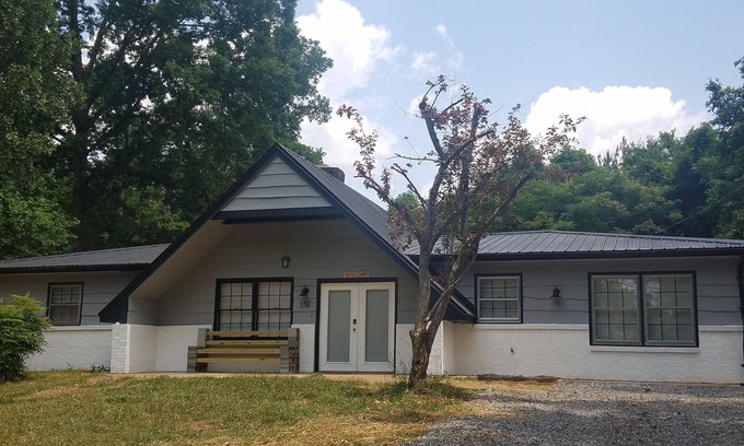 Forest City House | The Tin Roof 4bd, 1.5bthnConveniently located in Forest City near 74 bypass