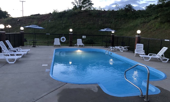 Tompkinsville Hotel | The Tompkinsville Inn