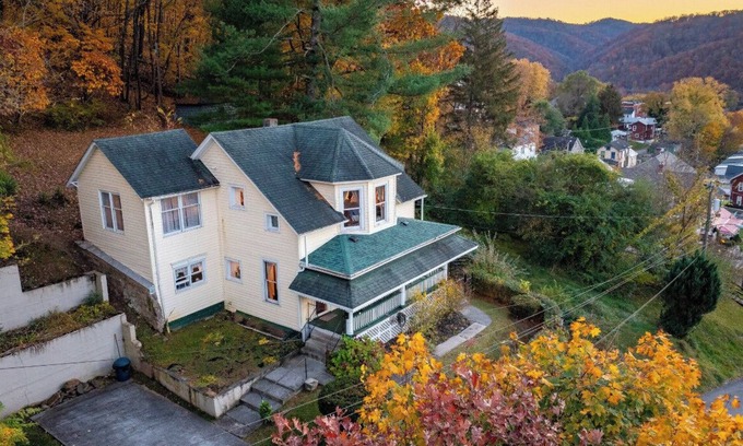 Bellepoint House | The Top of the Town - Large comfortable dog friendly home. Fish, Hike, Float!