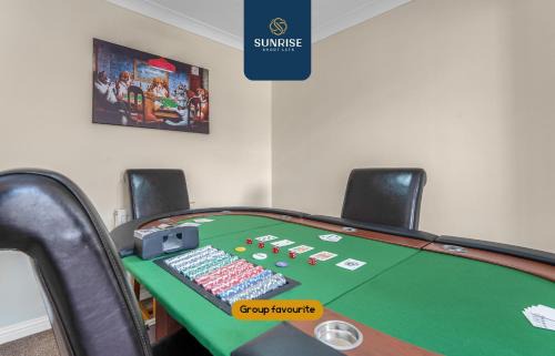 Dundee Apartment | THE TOWNHOUSE, 4 Rooms Large Beds with TV's, Poker Table, Fully Equipped, Easy Ring-Road Access, Parking, WiFi, 5 MINS TO CITY CENTRE - Long Stays, INVOICE and REDUCED PRICE are only via SUNRISE SHORT LETS Dundee