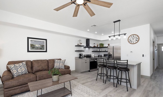 Stockton House | The Traveler at Lake Town Estates. Only 10 minutes from Stockton Lake!