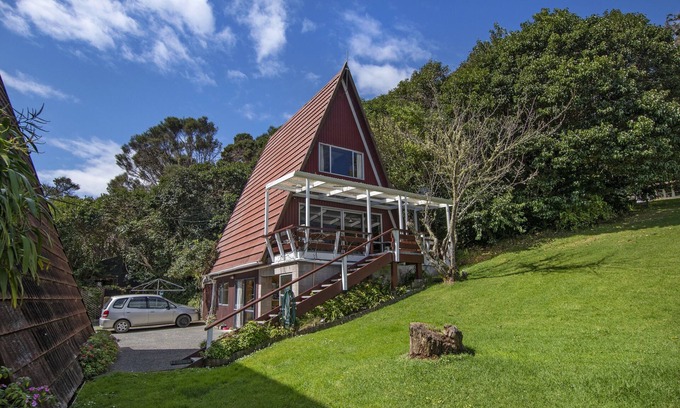 Okiato Cottage | The Tree House Wairoro Park - Russell Holiday Home