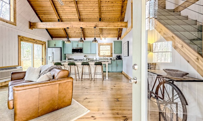 Blairsville Cabin | The Treehouse | Forest cabin in Blairsville with expansive deck & fireplace