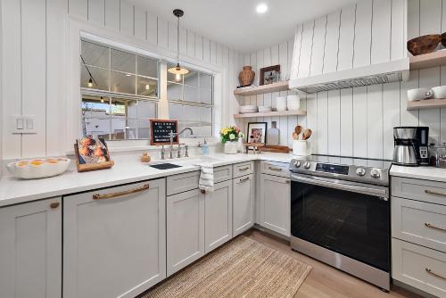 Mount Dora Villa | The Tremain - Steps to Downtown w King Bed