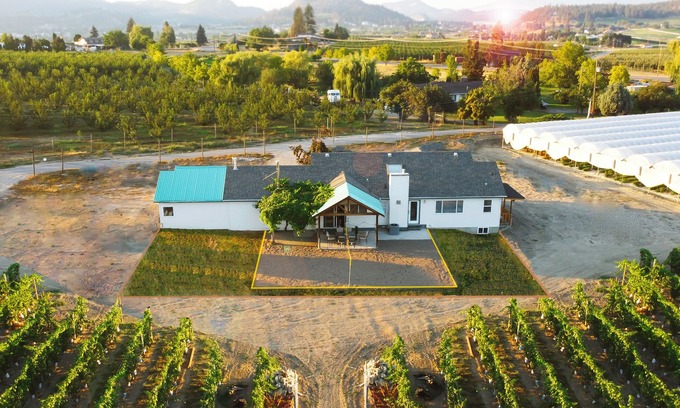 Dilworth Mountain Estates Bed & Breakfast | The Twisted Vines Retreat w/ Hot-tub + Beach pit!