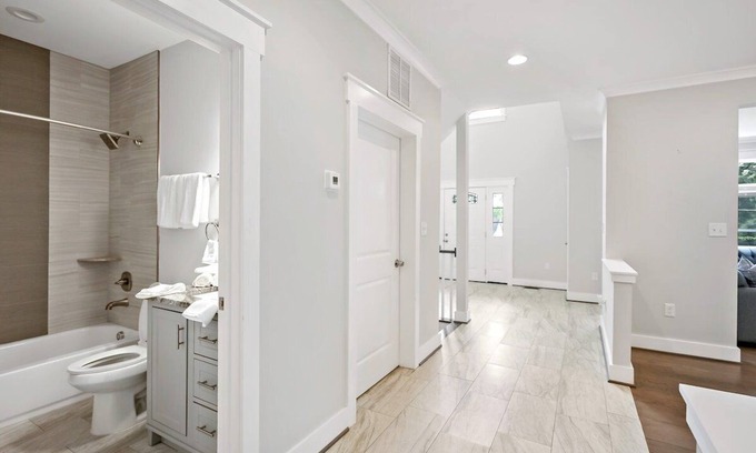 Baileys Crossroads House | The Ultimate Luxury | Yard | Jacuzzi | Garage
