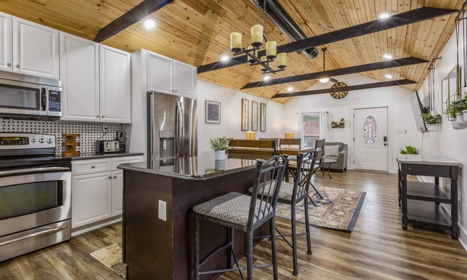 Jeffersonville House | The Urban Explorer's Pad: Newly Redesigned 3-BR