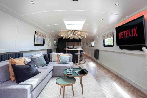 Castlefield Boat Rental | The Vätten Hüs Luxury Boat