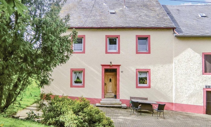 Oos House | The vacation property in Oos is ideal for vacationers who like beautiful, old houses, but do not wan