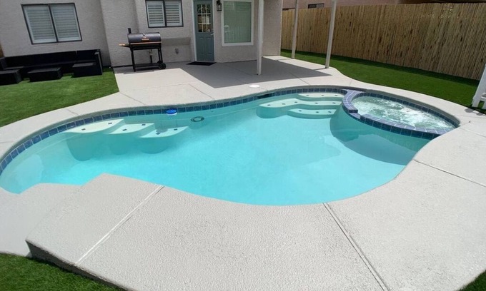 Paradise Valley House | The Vegas Chateau - 4 Bedroom 3 Bath w Pool & Jacuzzi
