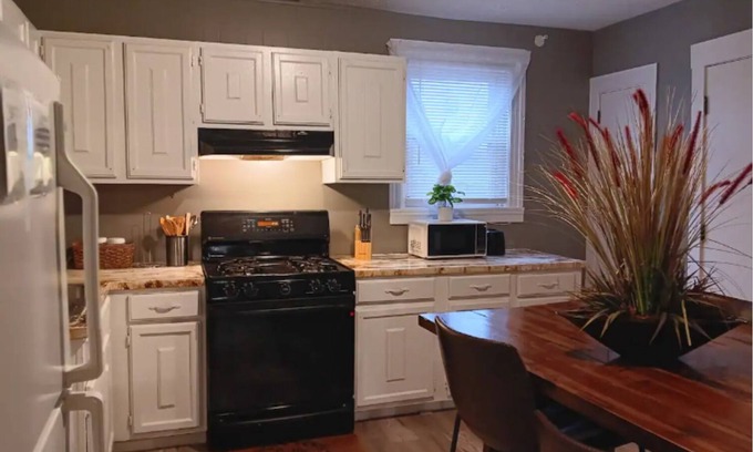 Federal Hill Apartment | The Villa-Suite # 3 at Federal Hill* NEW 2 BR APT