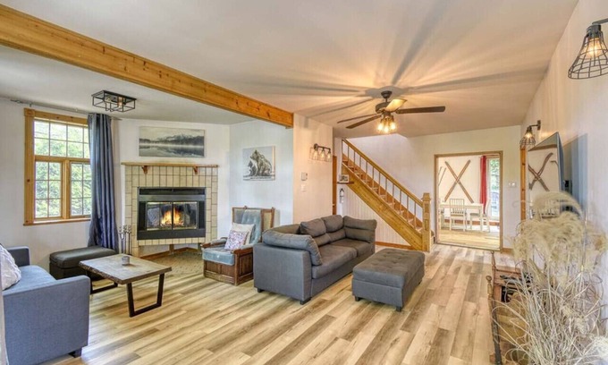 Saint-Faustin-Lac-Carre House | The Village Chalets – Hot Tub, Pool Table & Private Lake Access