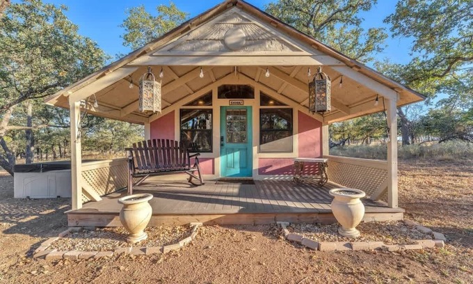 Fredericksburg House | The Vines Retreat Hot-Tubs+Game Room Close to Town