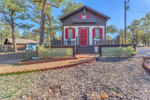 Fredericksburg House | The Vines Retreat, Hot-Tubs, Game Room, 10-Mins to Downtown!