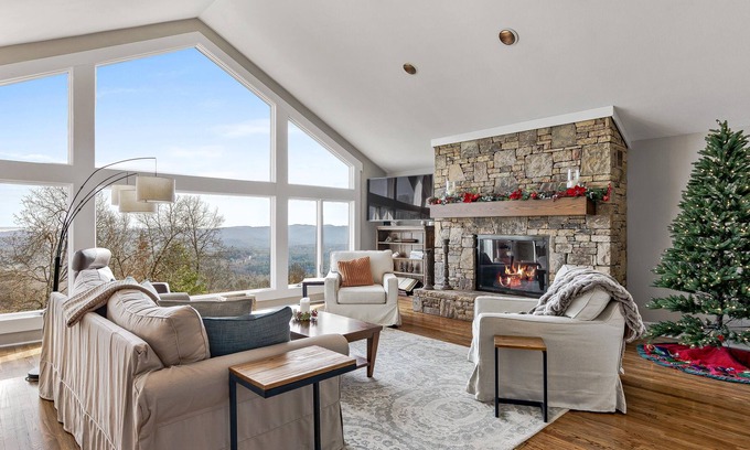 Laurel Park House | “THE VISTA” at Laurel Park/Hendersonville. 5 🌟🌟🌟on other sites ! Lux listing!