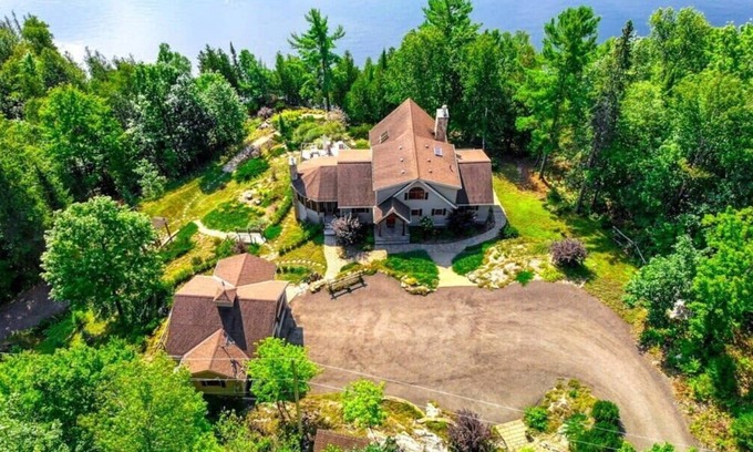 Val-des-Monts Ski Chalet | The Vista - Magnificent Waterfront & Hot Tub