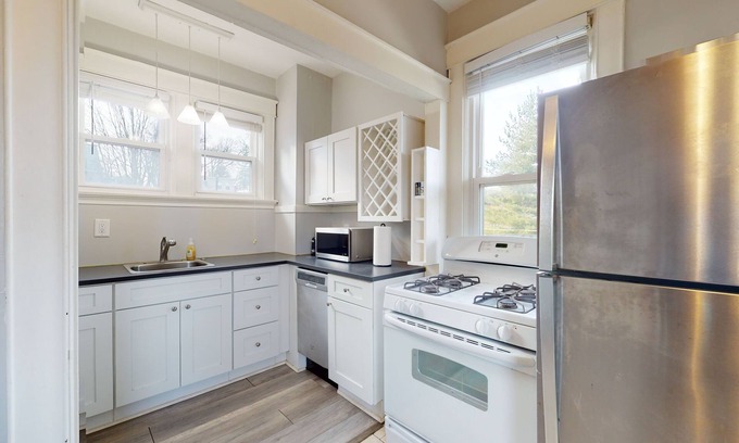 Hyde Park Apartment | The Vista View Villa 2 - Charming Retreat for 4! 10 Min to Downtown