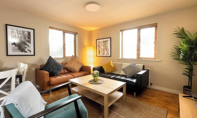Belfast City Centre Apartment | The Vogue- 2 bd Hip Ap. Ultra Fast WIFI