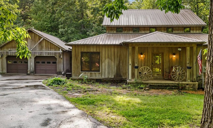 Florence House | The Wagon Country Home with a hot-tub
