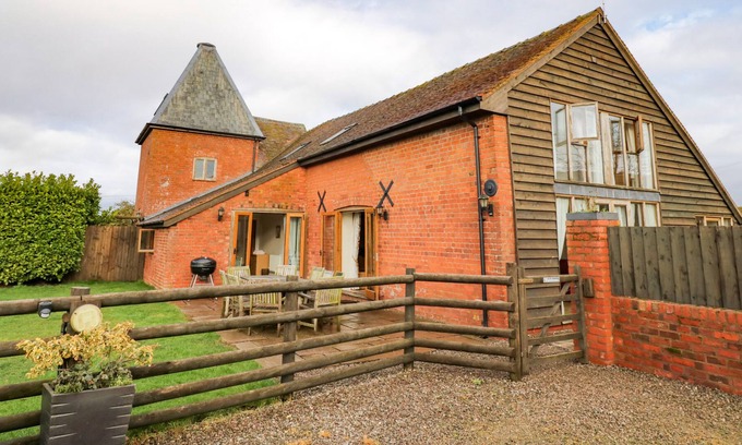 Tenbury Wells Cottage | THE WAINHOUSE, pet friendly, with hot tub in Tenbury Wells