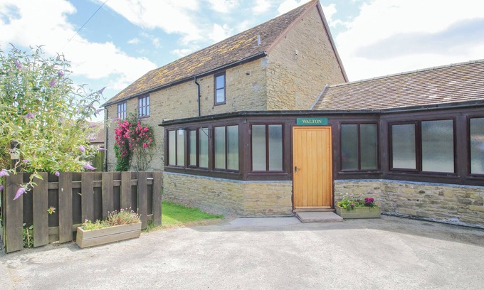 Craven Arms House | THE WALTON, family friendly, with pool in Ludlow
