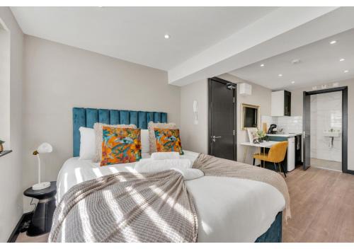 Shacklewell Apartment | The Wanderlust Studio: Travelers' Haven