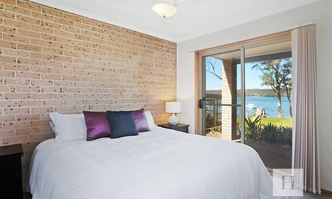 Gwandalan House | The Waterfront - Close to shops, club, boat ramp!