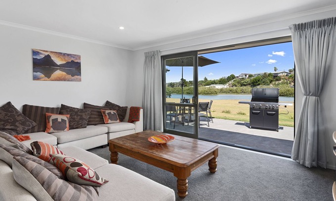 Ruakaka Cottage | The Waterfront Ruakaka - Ruakaka Holiday Home
