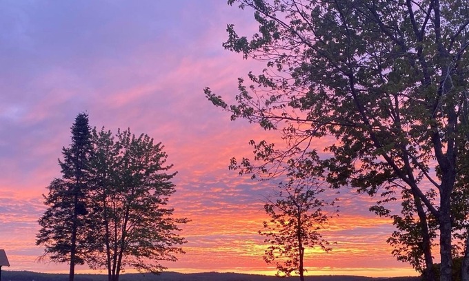 Smithfield Cottage | The WATERING HOLE...Cozy cottage with AMAZING sunsets on North Pond!