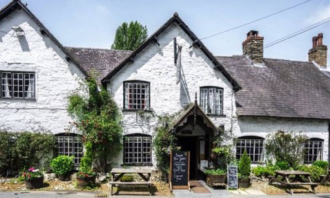 Llanarmon Dyffryn-Ceiriog Hotel | The West Arms
