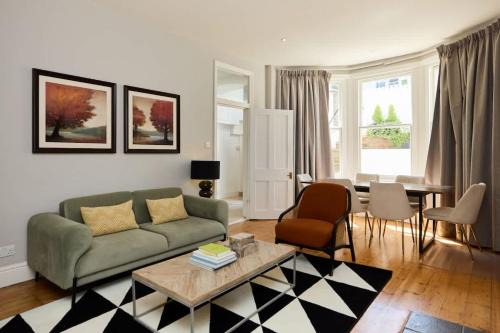 Addison Apartment | The West Kensington Hideout - Cozy 2BDR Flat with Garden