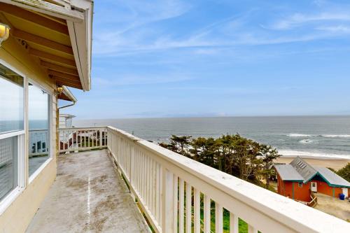Lincoln City Apartment | The Whale -Upper