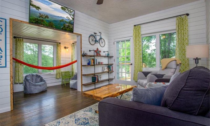 Brevard House | The White Cottage