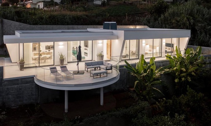 Canhas House | The White House by An Island Apart