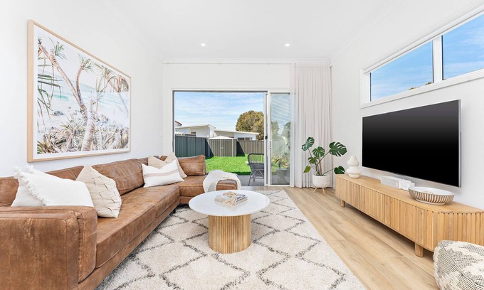 Corrimal House | The White House near beach + shops