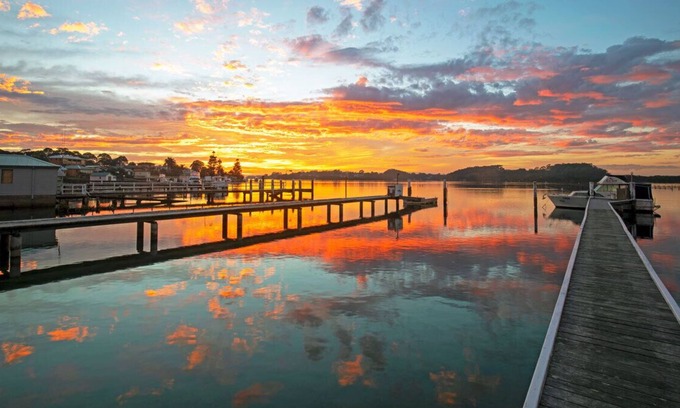 Greenwell Point House | "The Whole Comarong" Elevated 4 bed house. Close to water