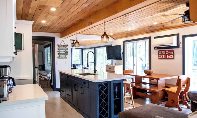 Gravenhurst Cottage | The Willow | Lakefront Cottage | Muskoka