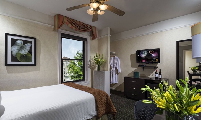 Lake View East Hotel | The Willows Hotel
