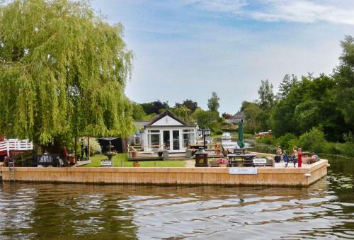 Horning House | The Willows in the center of the village in Horning