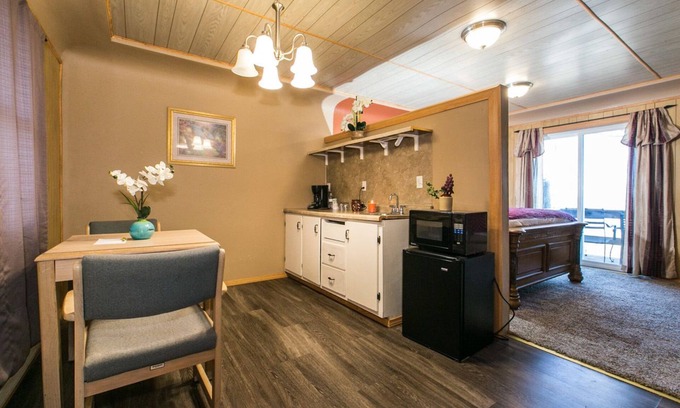 Dickeyville Hotel | The Wisconsin Wood Inn
