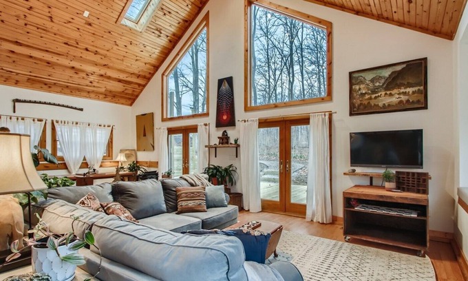 Delaware Cabin | The Wooded Retreat, with fire pit and river view
