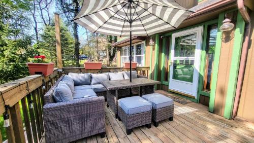 Long Pond House | The Wooden Nest by AvantStay Deck Big Yard w Hammocks Fire Pit