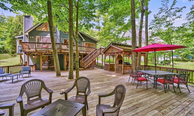 Lake Ariel House | The Woodhill Hideout - All Season Family Fun