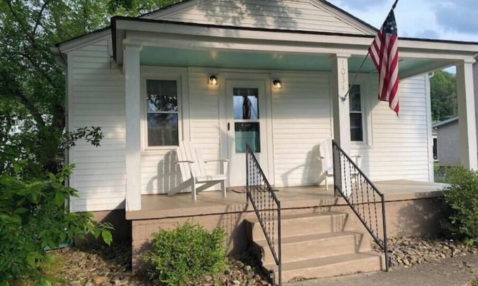 Buena Vista Cottage | The Woodland Cottage charming 2 bedoom one bath with deck on back, covered front