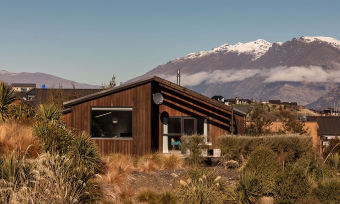 Kawarau Falls Cottage | The Woolshed - Jacks Point Holiday Home
