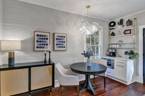 Earlewood House | The Wren's Nest 1BR 2BA Guesthouse