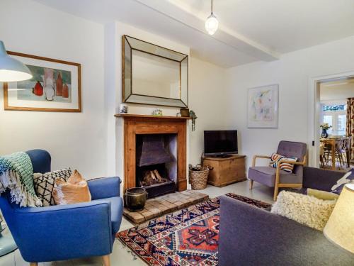 Framlingham House | The Yellow Cottage On The Hill