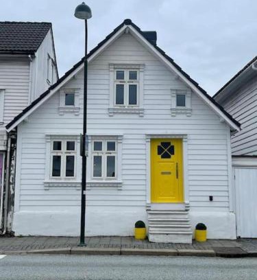 Stavanger Apartment | The yellow door