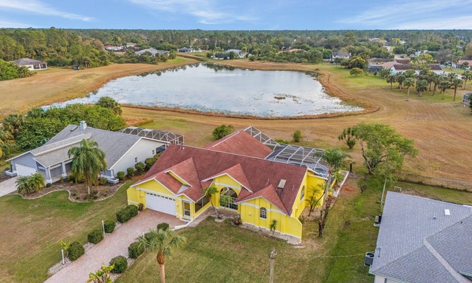 Eisenhower House | The Yellow Home amazingly lake view
