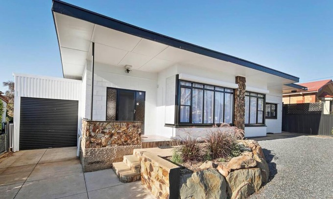 Blair Athol House | The Zebra - 4Bdrm Slps 8 2 Bathrm Wi-Fi